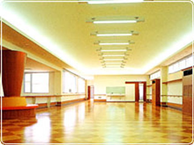 ゆったりとした居室 居室 広々とした居室には、優しい日差しが差し込み、安らげる空間が広がっています。