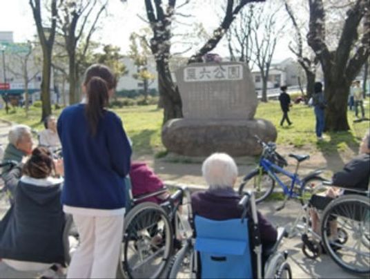 居住者と共に外出するスタッフ