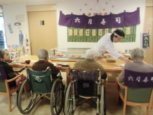 笑顔で食事サービスダイニング