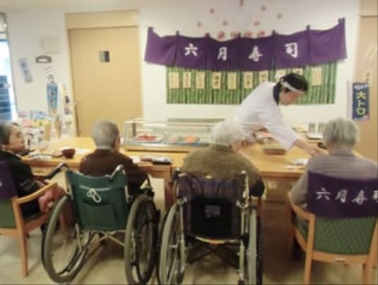笑顔で食事サービスダイニング