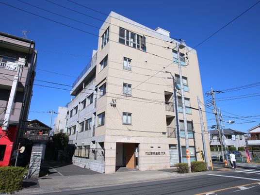 明るい日差しの施設外観