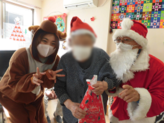 笑顔で交流する居室