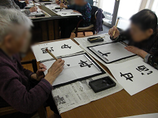 書道を楽しむ高齢者