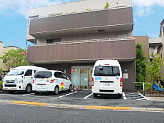 建物正面の外観  