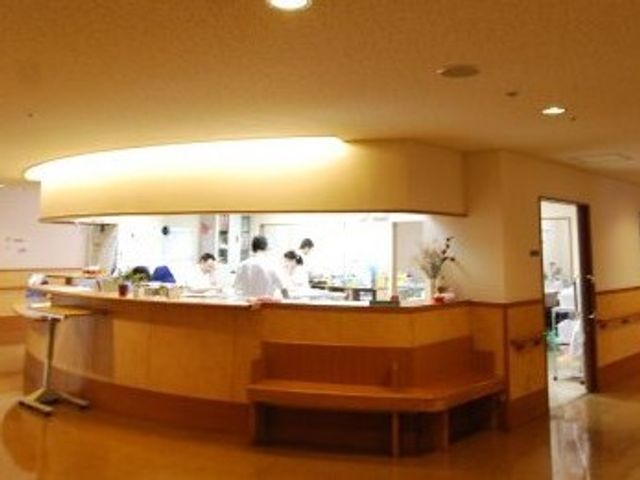 明るい受付カウンターのロビー