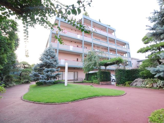 緑に囲まれた建物外観  