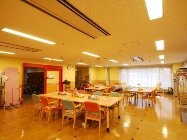 快適な食堂 食堂 広々とした空間に配されたテーブルとイスが、食事時の心地よい時間を約束します。壁には明るい色が使われ、温かみのある雰囲気を感じさせます。