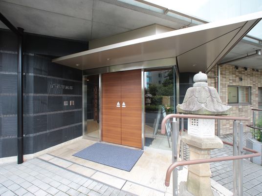 清潔感あるエントランス