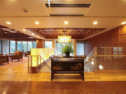 木目調の洗練されたロビー
