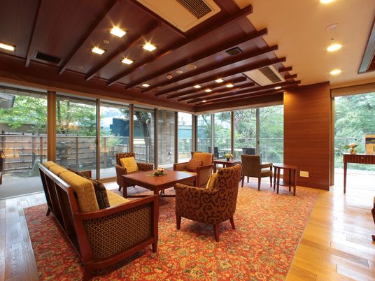 温もりある木目のラウンジ