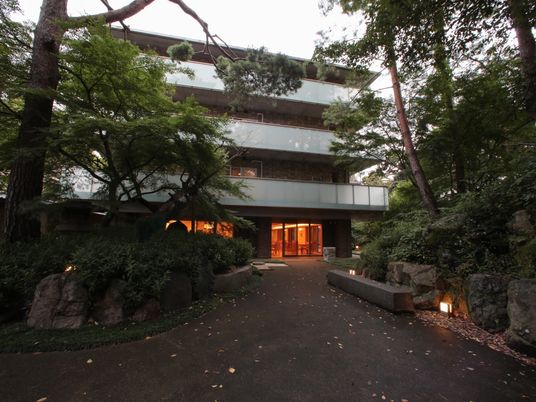 緑に囲まれた建物エントランス