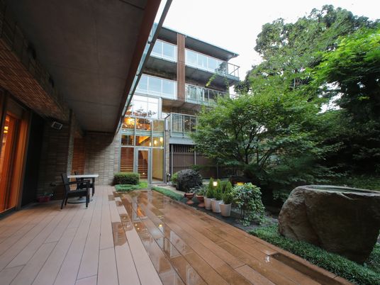 中庭の落ち着いた雰囲気