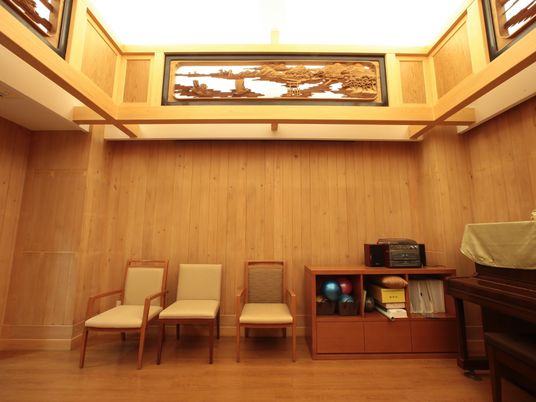 木の温もり溢れる休憩スペース