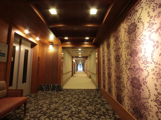 廊下の温もりあるデザイン