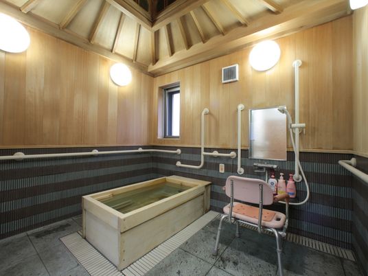 木目調の明るい浴室