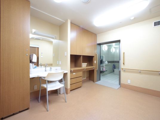 洗面台と浴室の明るい居室