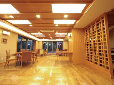 和風の広々としたダイニング