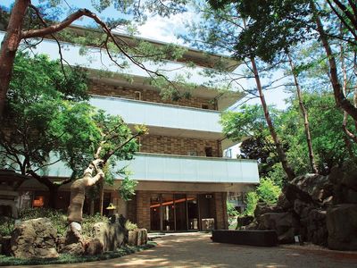 緑に囲まれた施設エントランス