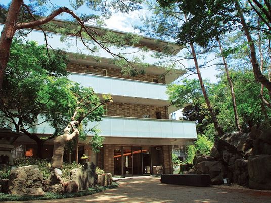 緑に囲まれた施設エントランス