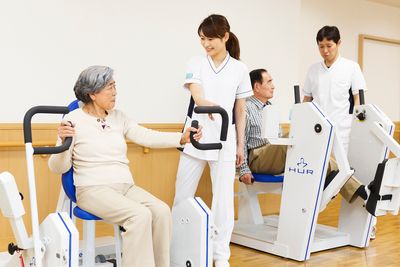 リハビリ訓練中の高齢者