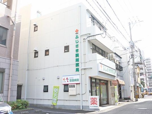 外観の薬局と病院  