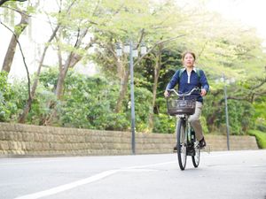 自転車に乗る女性