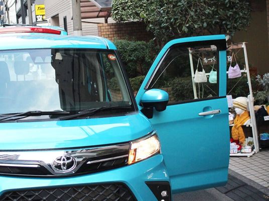 青い車の乗降口  