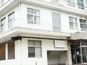 白い建物の外観  