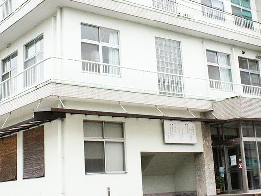 白い建物の外観  
