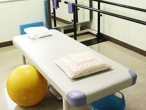 機能訓練室のベッド  