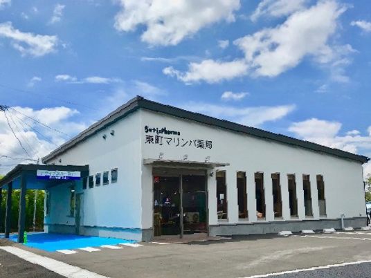 明るい外観の建物前  