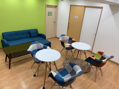 カラフルな応接セットの部屋