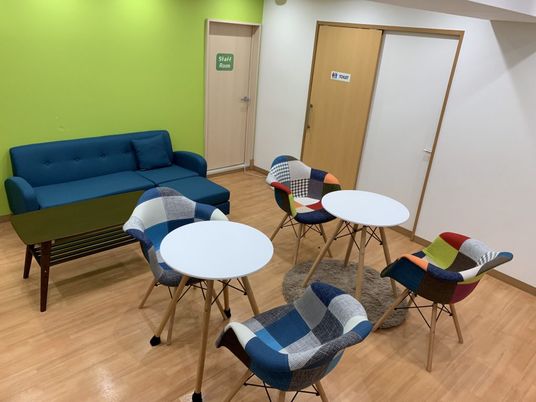 カラフルな応接セットの部屋