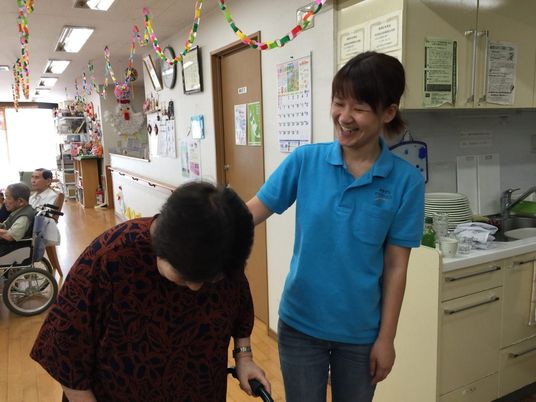 笑顔のスタッフと利用者