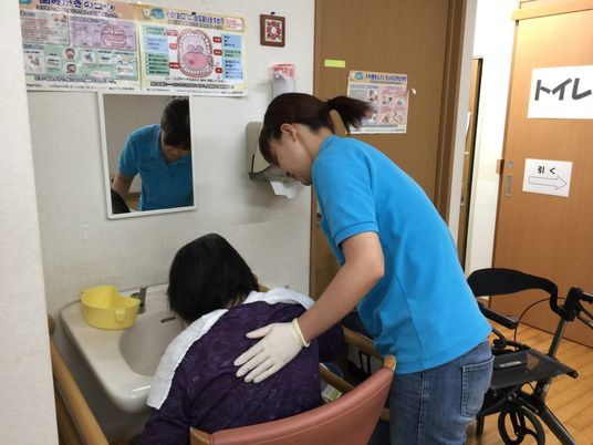 ケアスタッフと利用者の洗面台