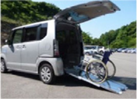 バリアフリー車両と車椅子