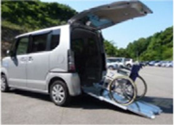 バリアフリー車両と車椅子