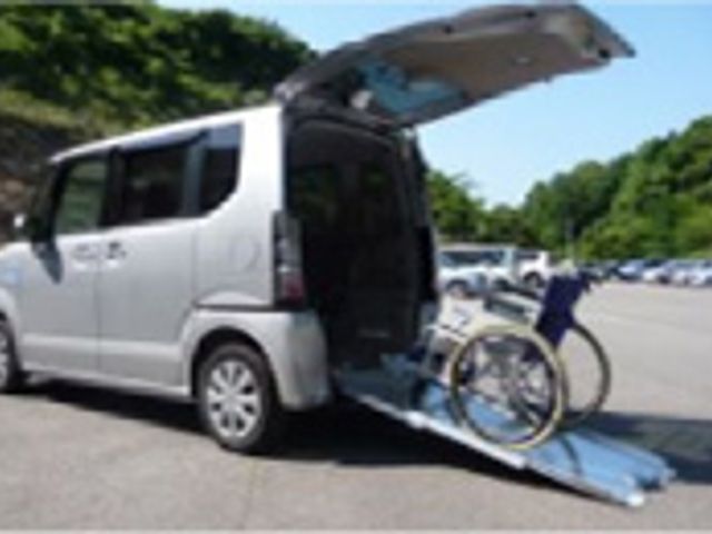 バリアフリー車両と車椅子 エントランス バリアフリー対応の車両から、車椅子での降車がスムーズに行える様子です。外出時の移動が安心できる設備が整っています。