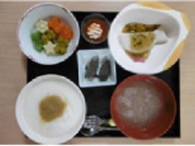 バランスの良い食事メニュー 食堂 栄養バランスを考えた優しい色合いの食事です。健康を支える美味しい質の高い献立を提供しています。