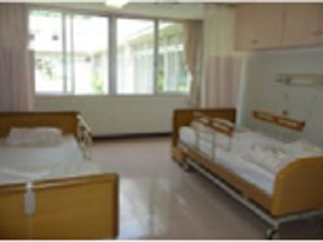 明るい個室の居室 居室 ゆとりのある居室です。窓からの自然光が入り、快適な空間を提供しています。