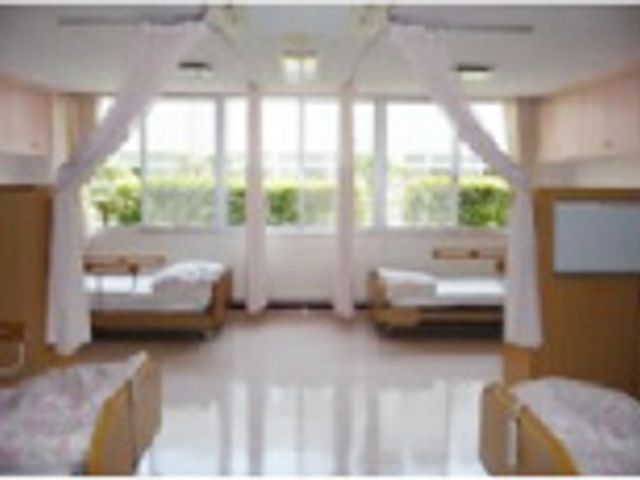 ゆったりした居室 居室 明るく清潔感のある空間が広がる居室。心地よい時間をお過ごしいただけるよう配置されたベッドと家具が見えます。