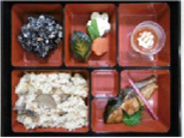 彩り豊かな食事膳 食堂 栄養バランスを考慮した、色とりどりの食事が並べられた膳です。お食事の時間も楽しみの一つですね。