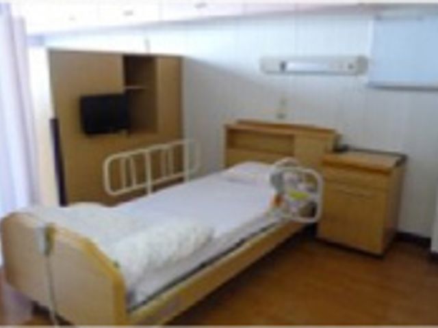 快適な居室の様子 居室 清潔感のある個室で、快適な日々を過ごせる設備が整っています。ベッドや収納も備え、個人のスペースを大切にできます。