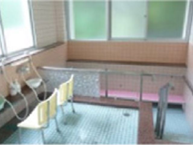 リラックスできる浴室 浴室 ゆとりのある空間が配置された清潔な浴室です。安心してご利用いただける手すりも完備しています。