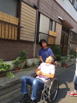 笑顔のスタッフと利用者 屋外