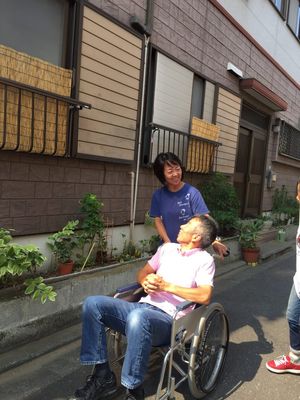 笑顔のスタッフと利用者 屋外