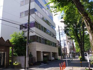 街路沿いの建物外観  