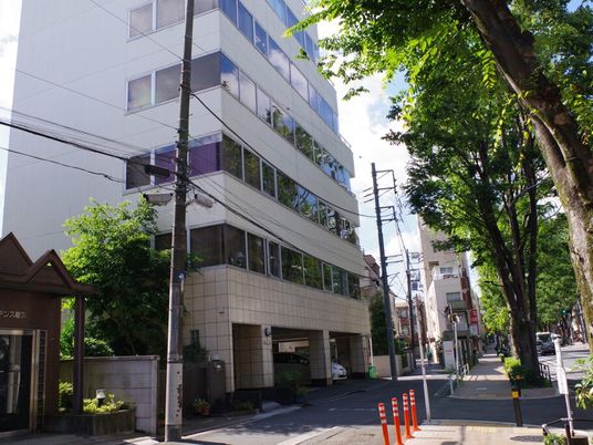 街路沿いの建物外観  