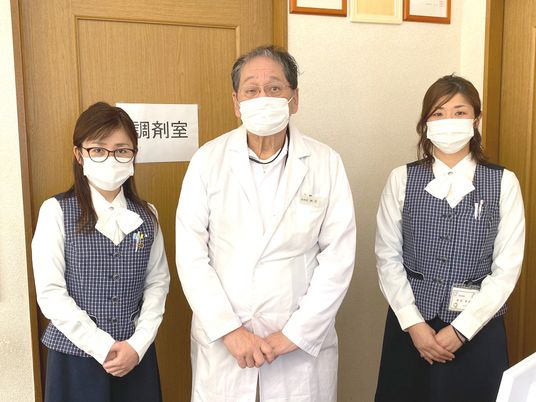 薬剤室前の職員  