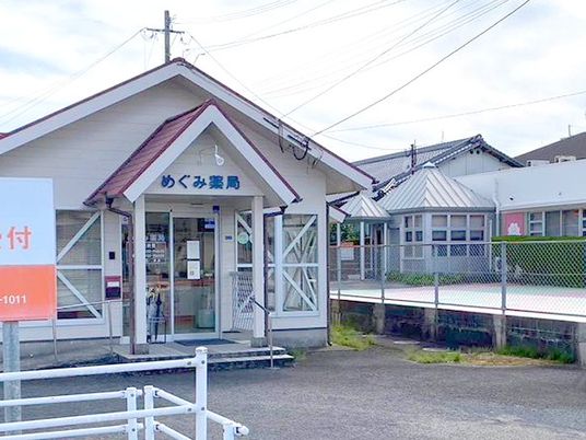 施設外観の出入口  